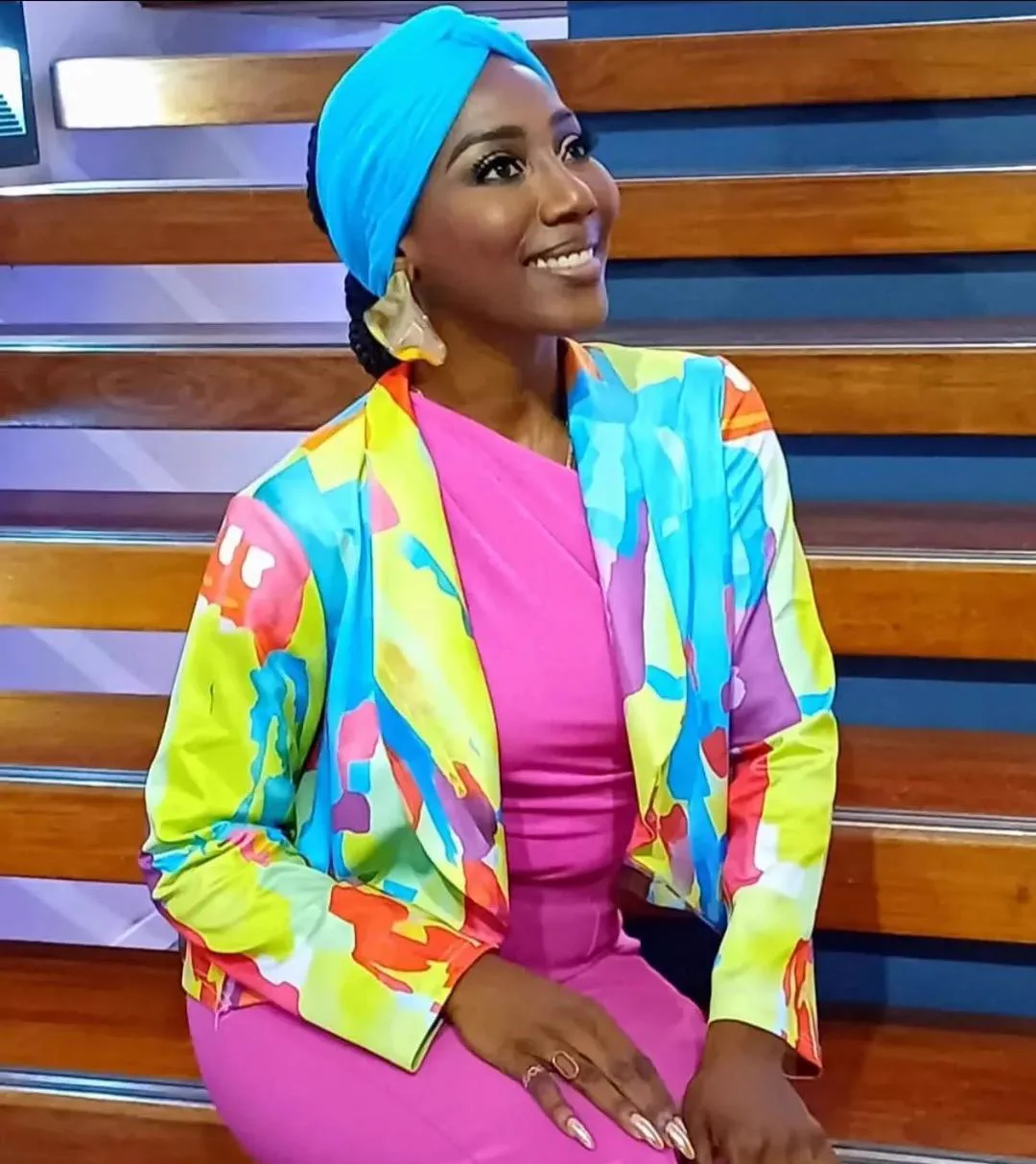 Æmy Niafeliz singing in a TV studio